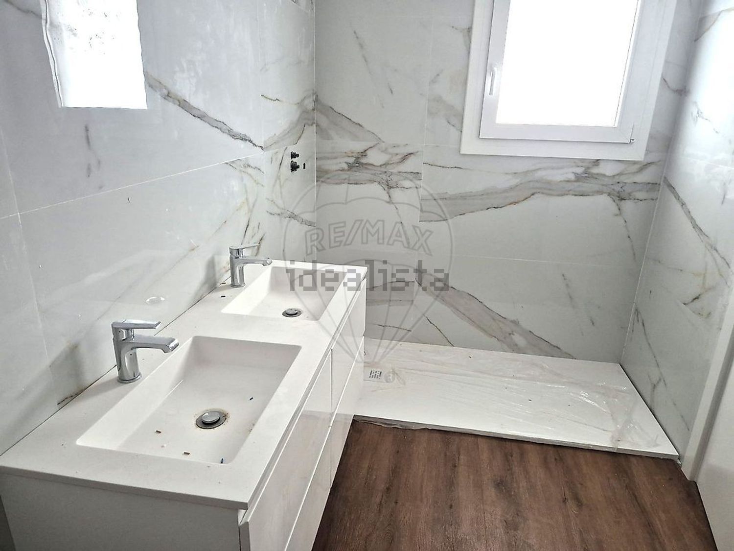 小楼房或独栋别墅出售在Rua 27 - 卫生间