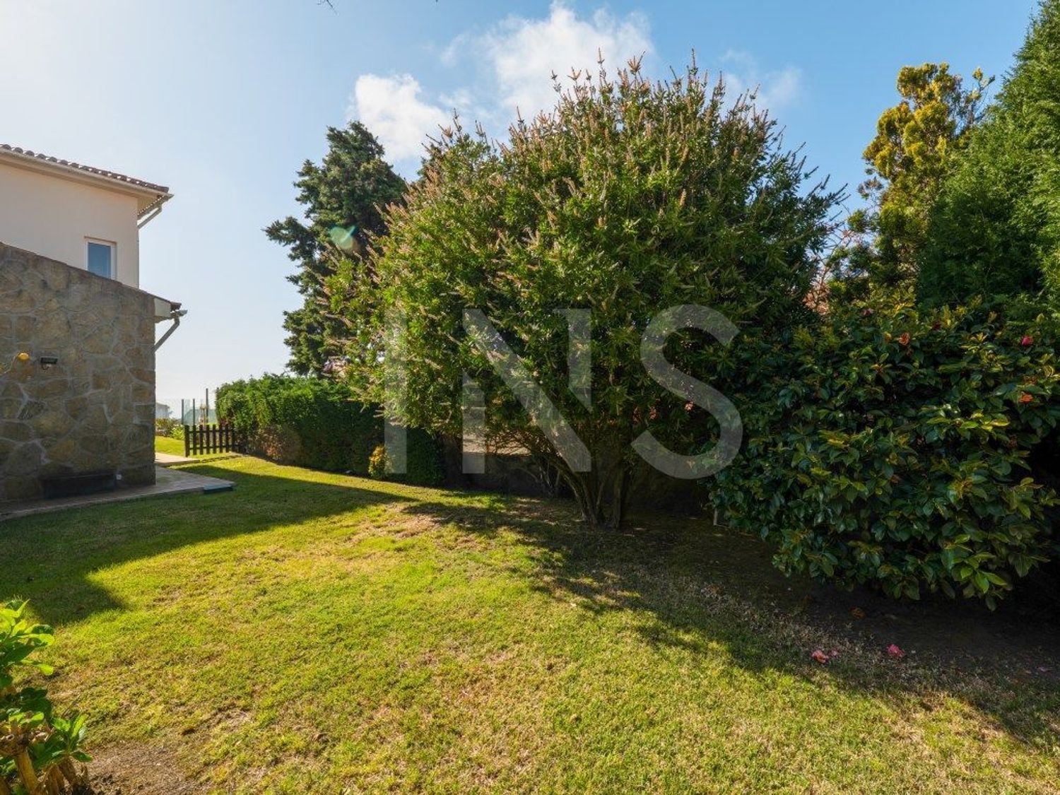 小楼房或独栋别墅出售在Rua do Beco - 花园