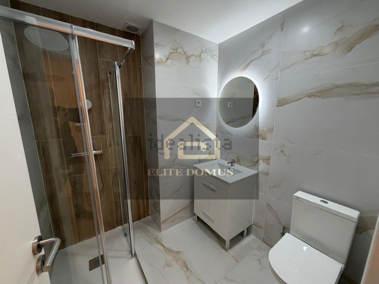 公寓 t2出售在Rua Jaime Martins Barata - 卫生间