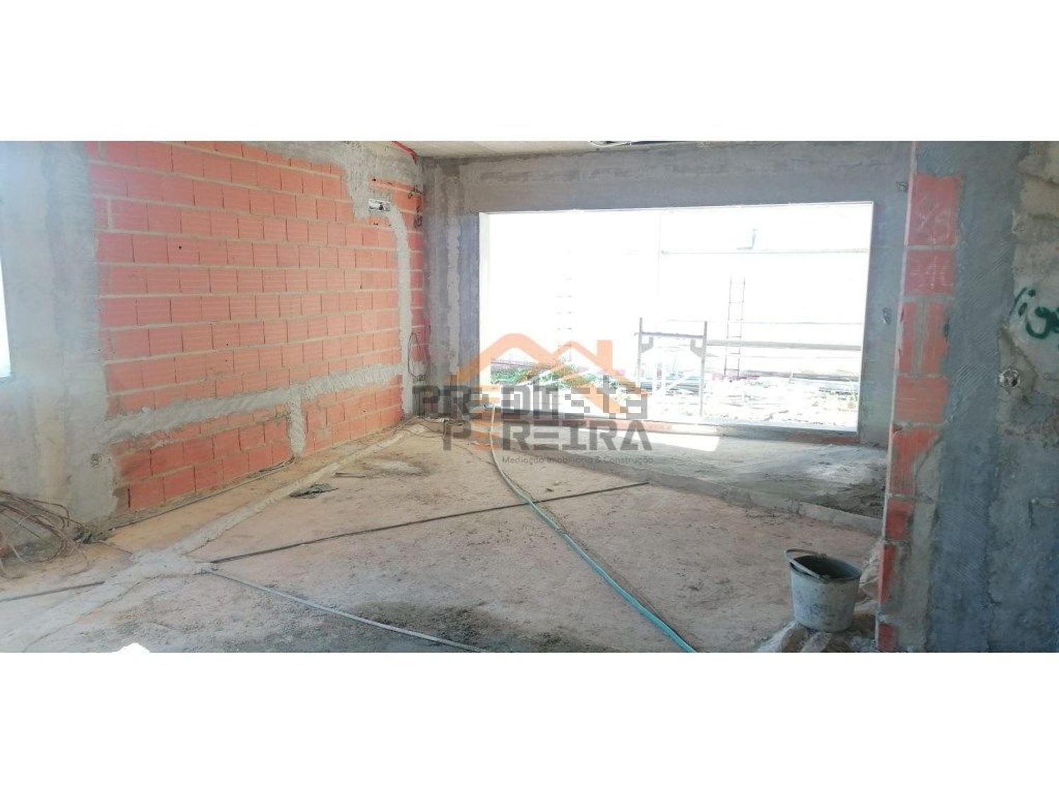 小楼房或独栋别墅出售在Pontinha e Famões - 停车位