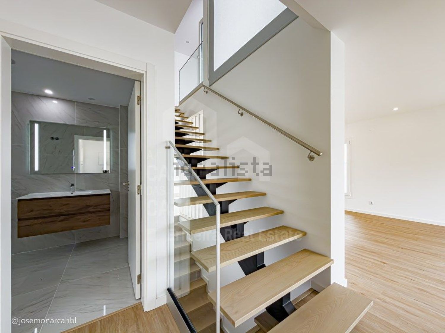 小楼房或独栋别墅出售在São Pedro da Cadeira - 详情