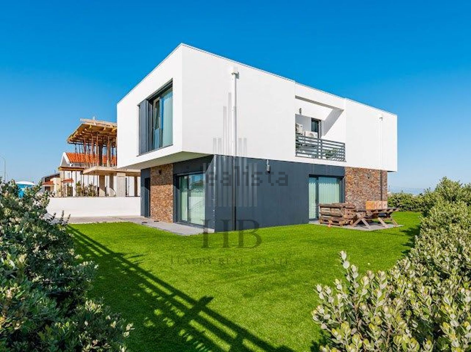 小楼房或独栋别墅出售magoito - 外立面