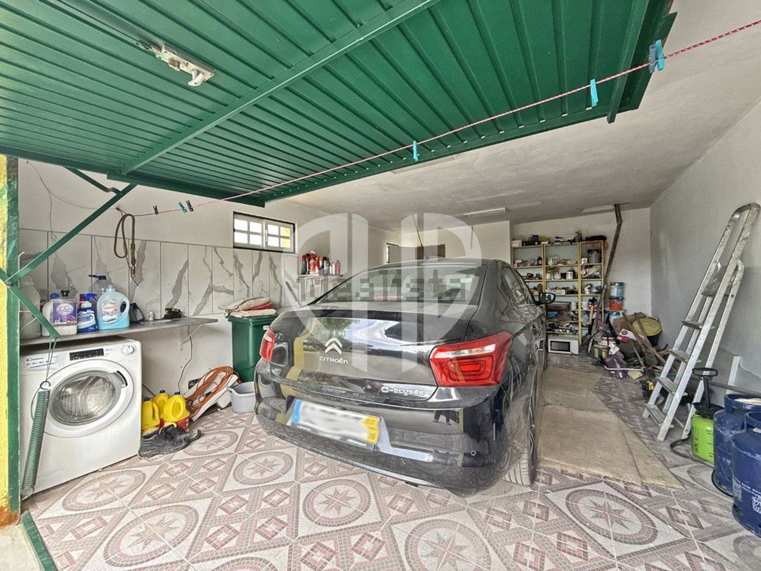 小楼房或独栋别墅出售Cm1029 - 停车位