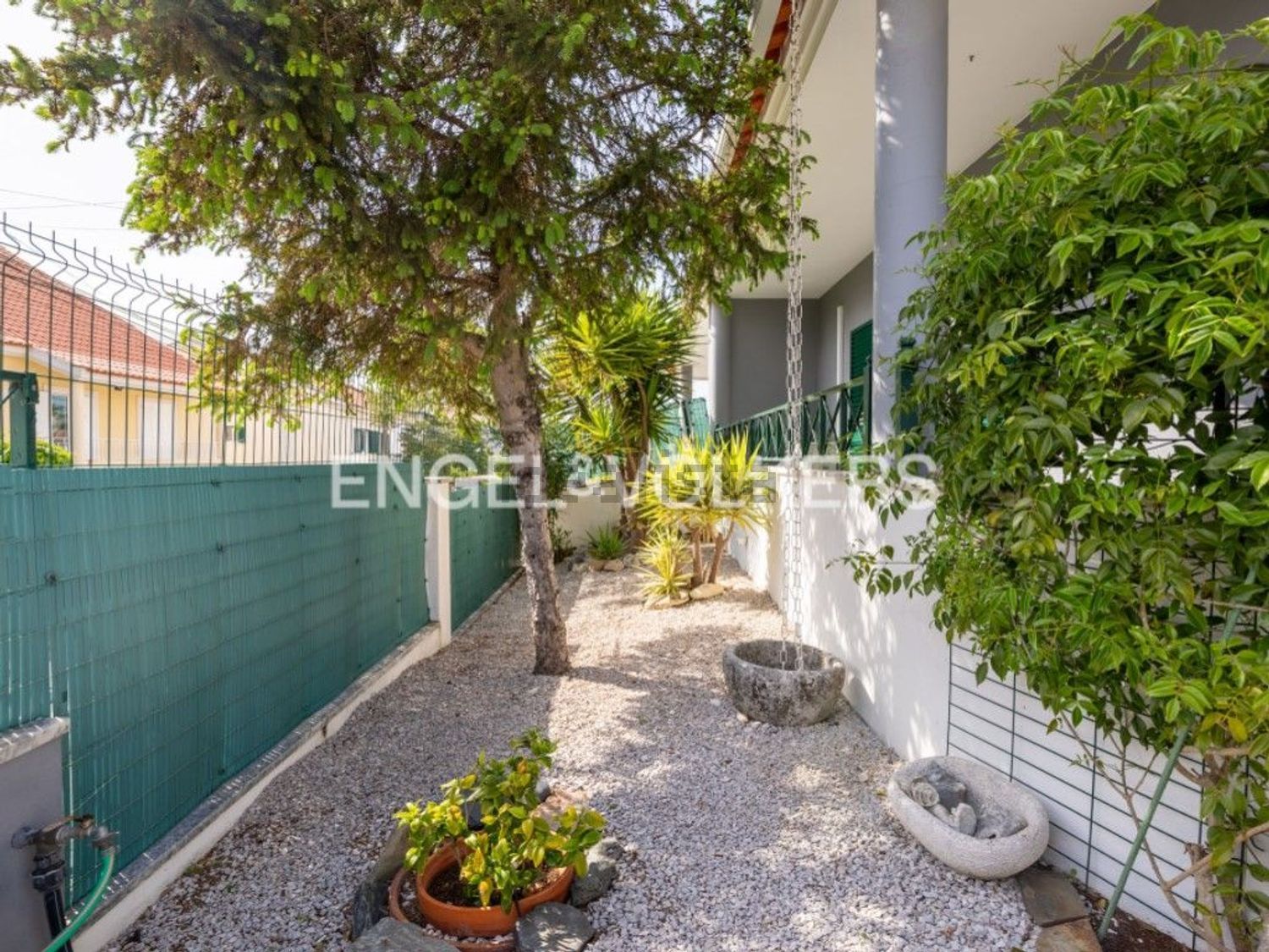 小楼房或独栋别墅出售在Caparica e Trafaria - 花园