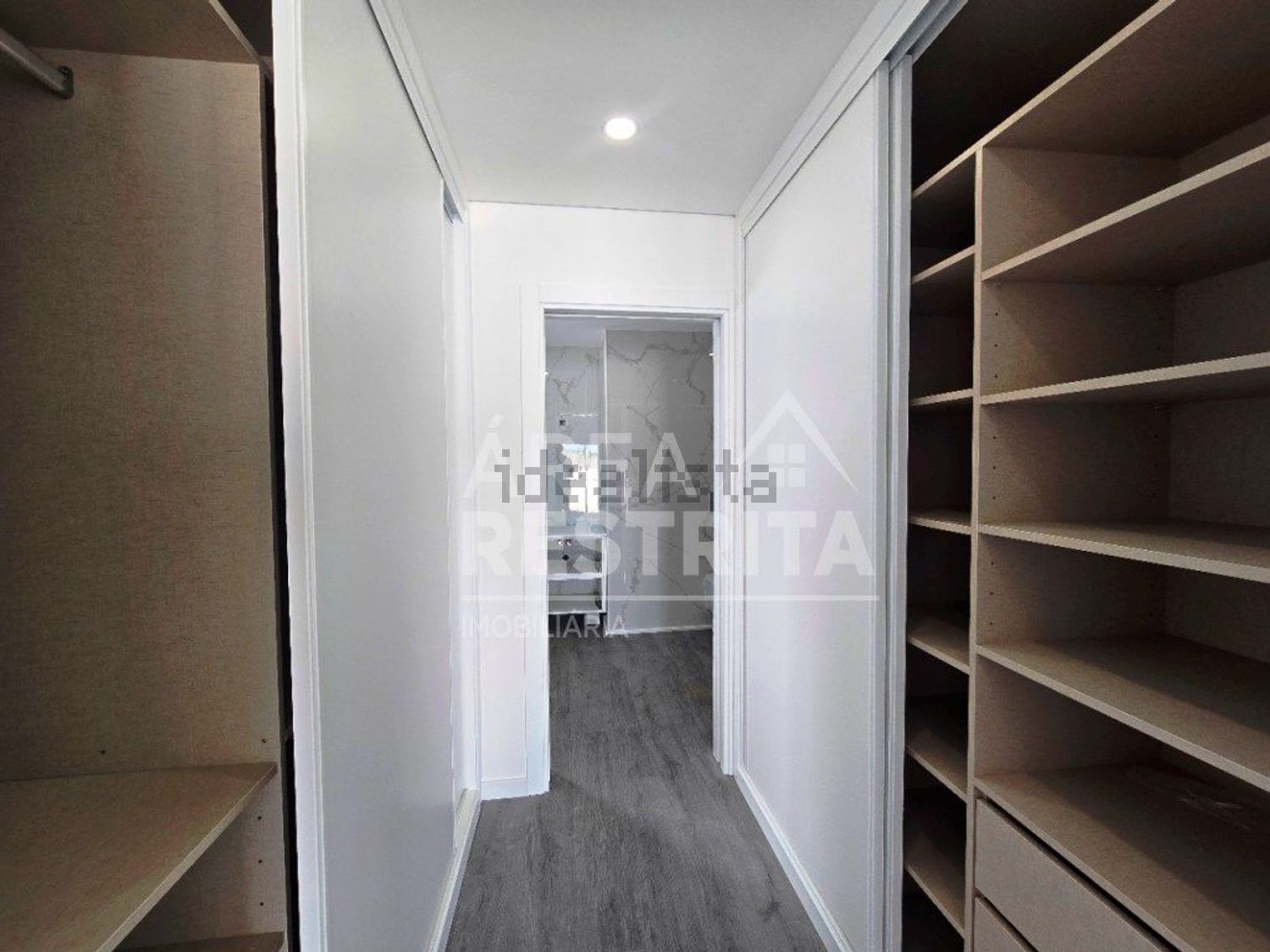 小楼房或独栋别墅出售在Rua Nova da Jardia - 过道