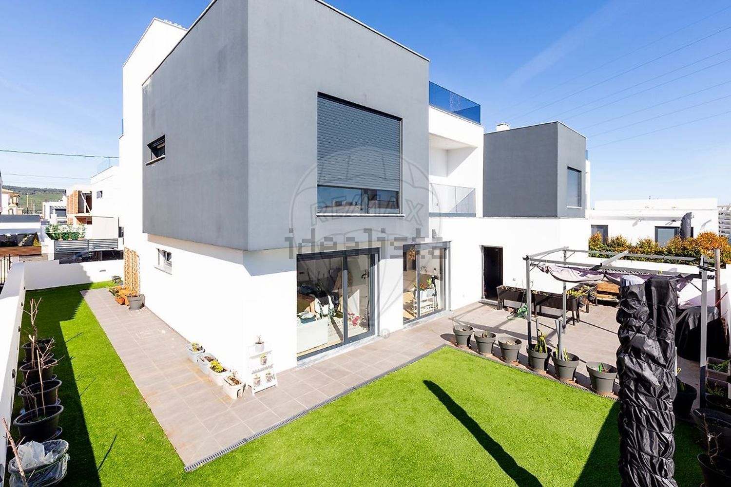 小楼房或独栋别墅出售在Rua e - 外立面