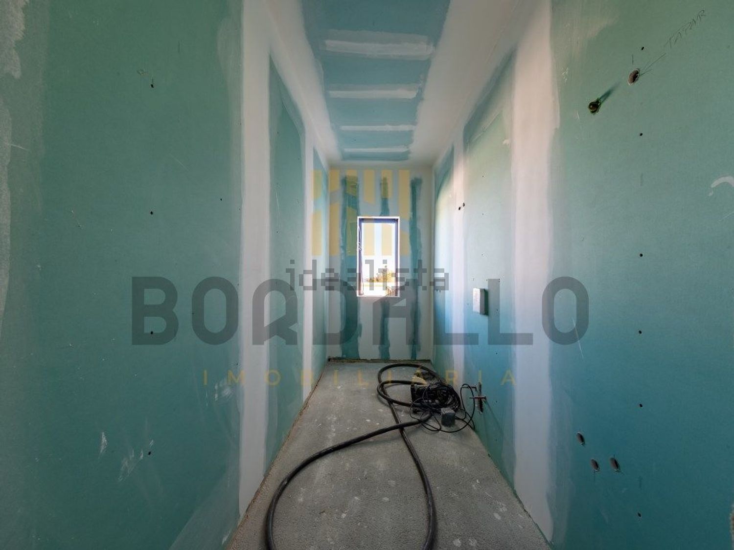 小楼房或独栋别墅出售在Rua do Serrado - 过道