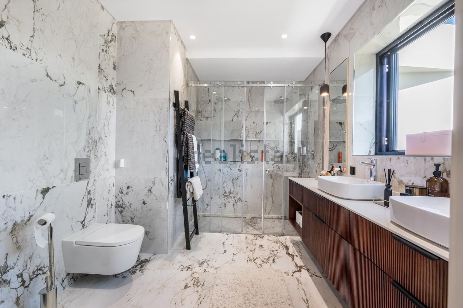 小楼房或独栋别墅出售在Rua das Lombas - 卫生间