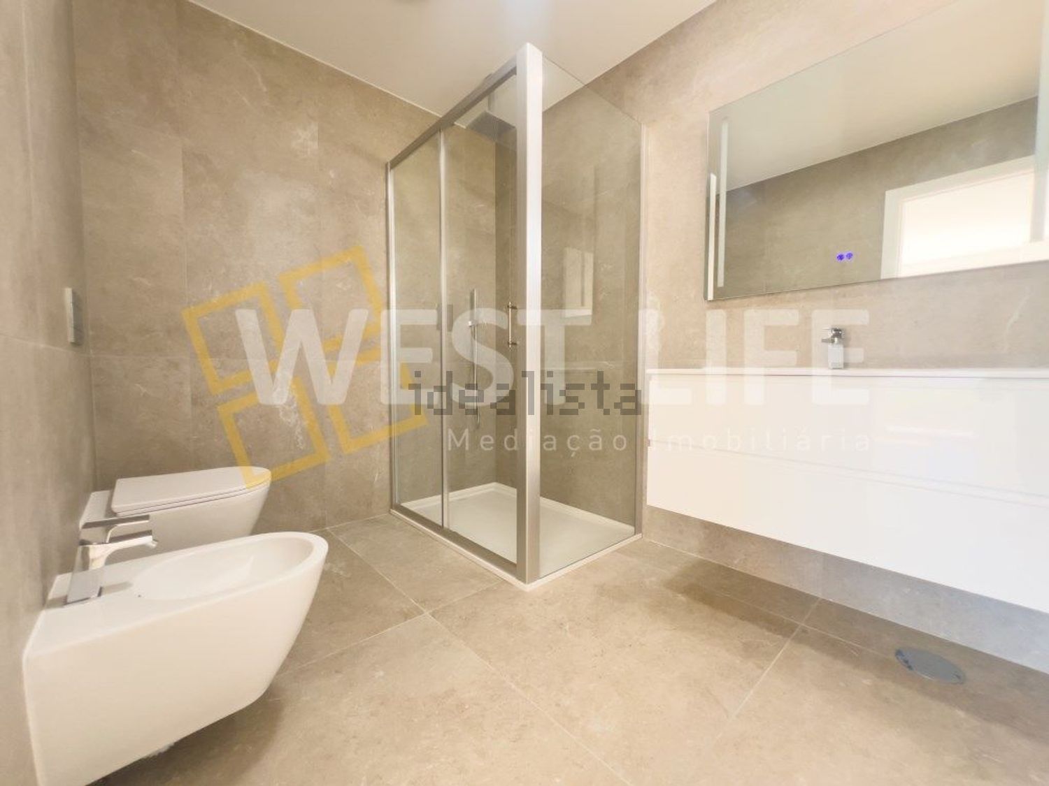 小楼房或独栋别墅出售在São Pedro da Cadeira - 卫生间