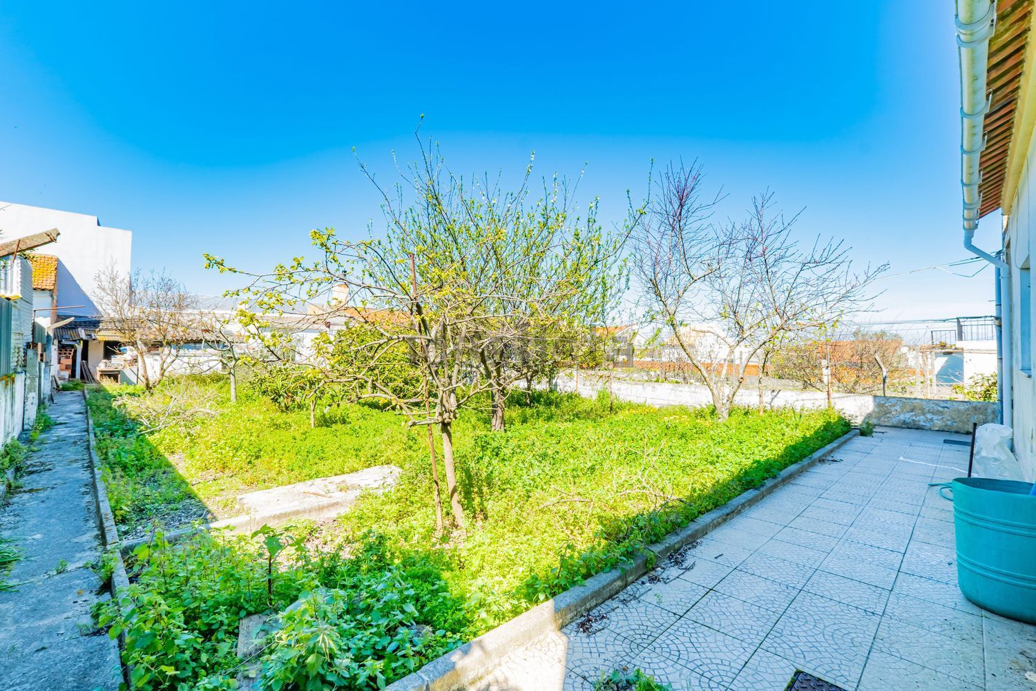 小楼房或独栋别墅出售在Rua General Humberto Delgado, 6 - 花园