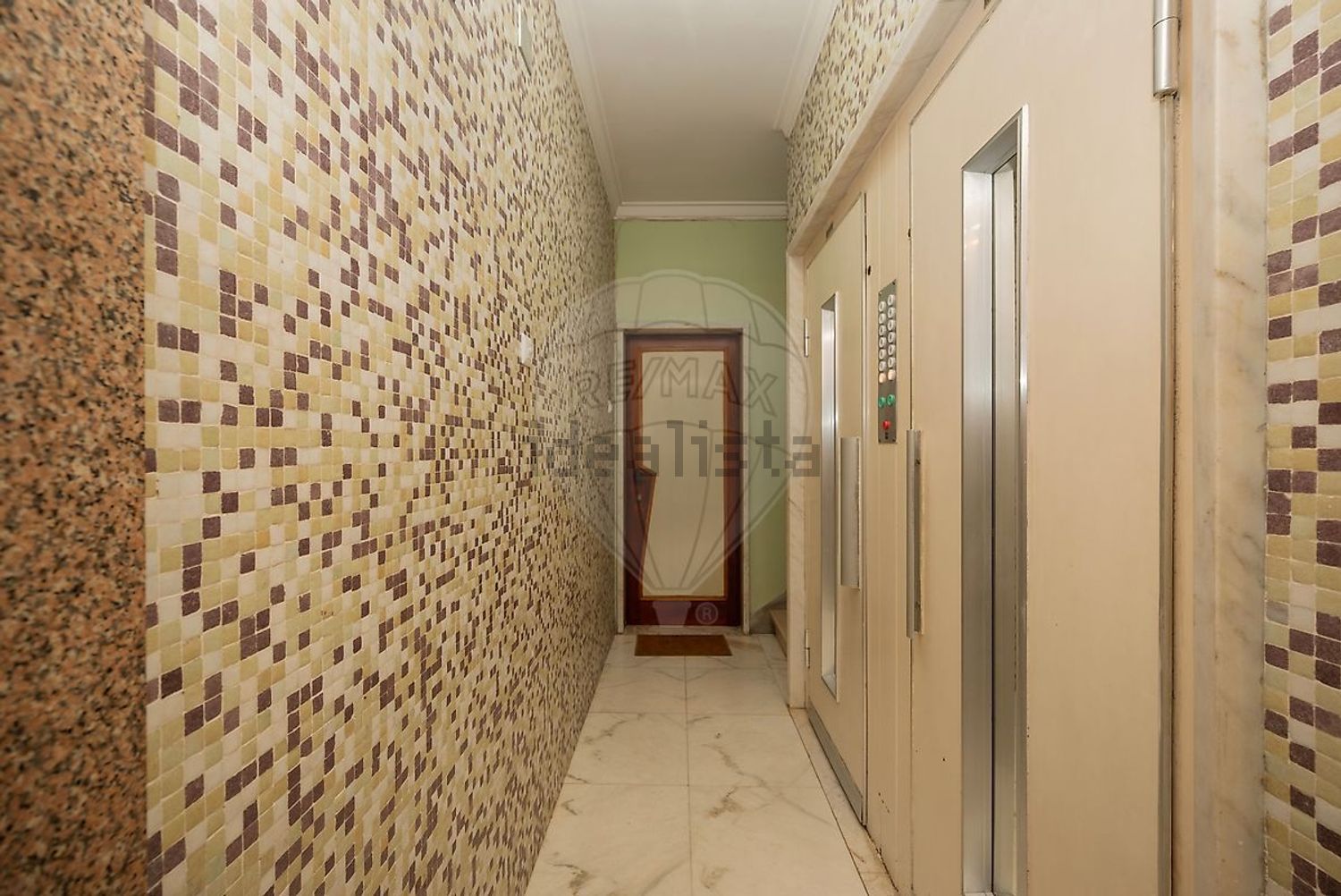 公寓 t2出售在Rua Luís Pastor de Macedo - 过道