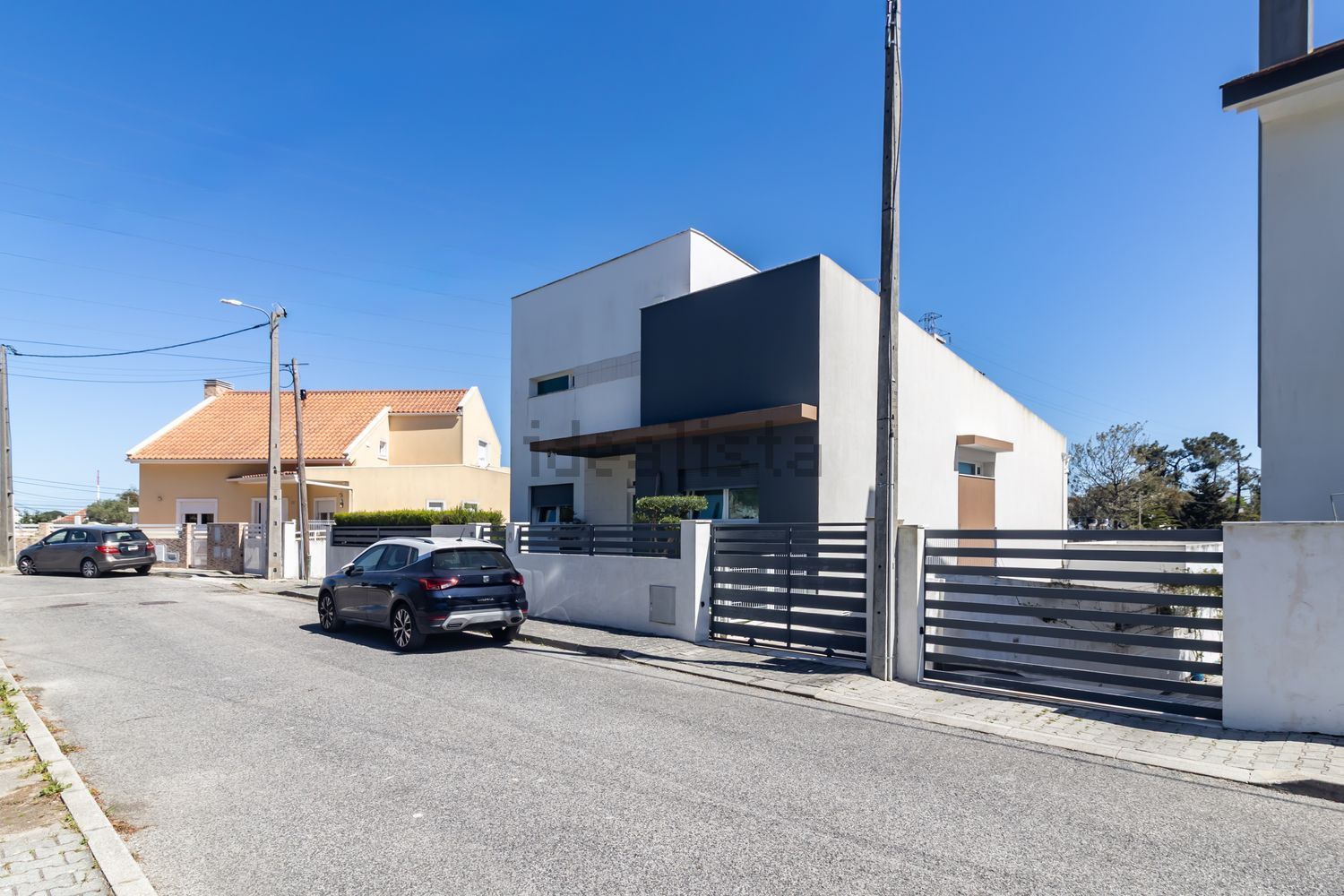 小楼房或独栋别墅出售在Rua Jorge Brum do Canto - 视线