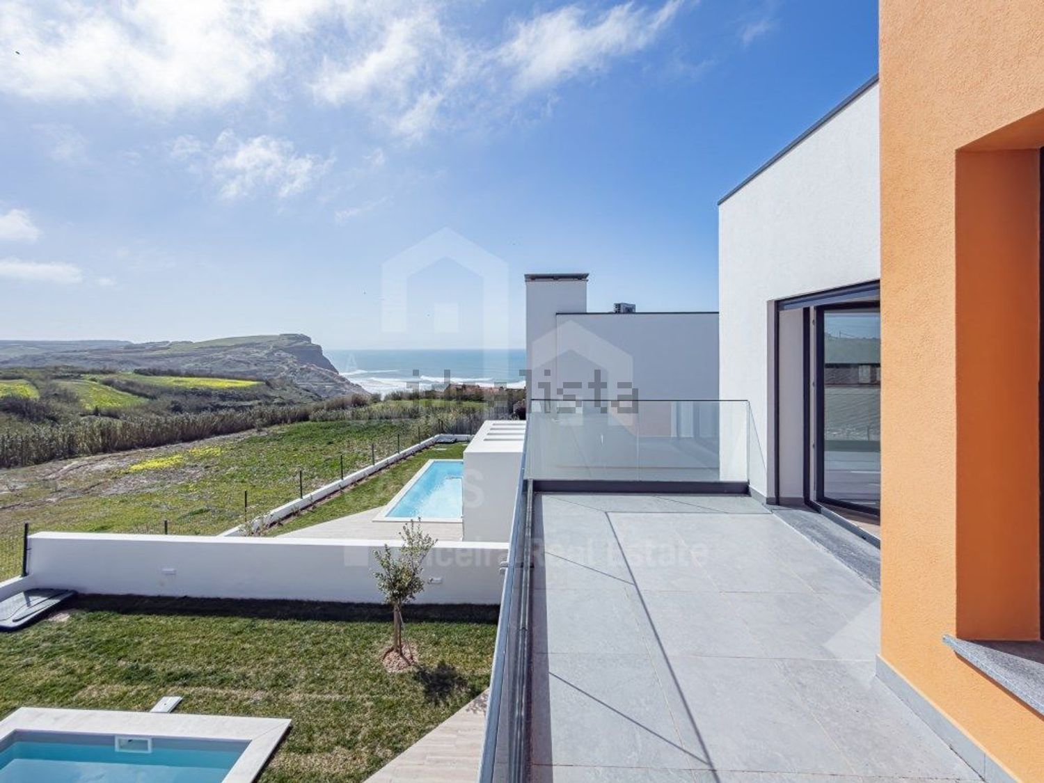 小楼房或独栋别墅出售在São Pedro da Cadeira - 游泳池