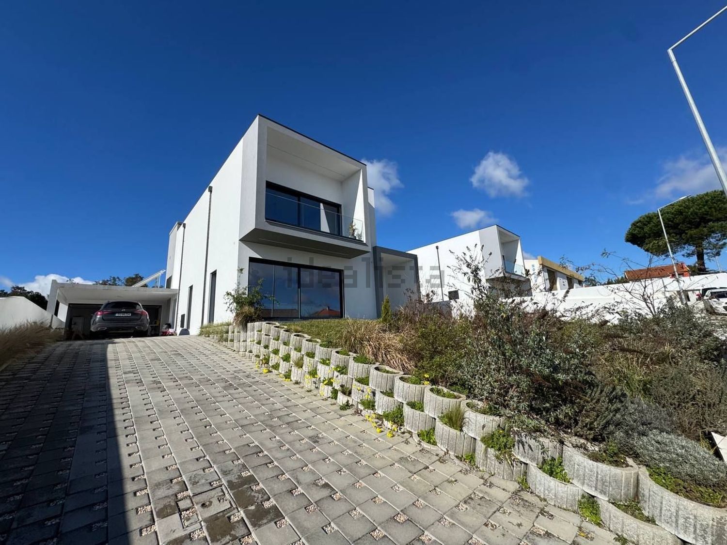 小楼房或独栋别墅出售在Avenida Movimento das Forças Armadas, 8 - 外立面