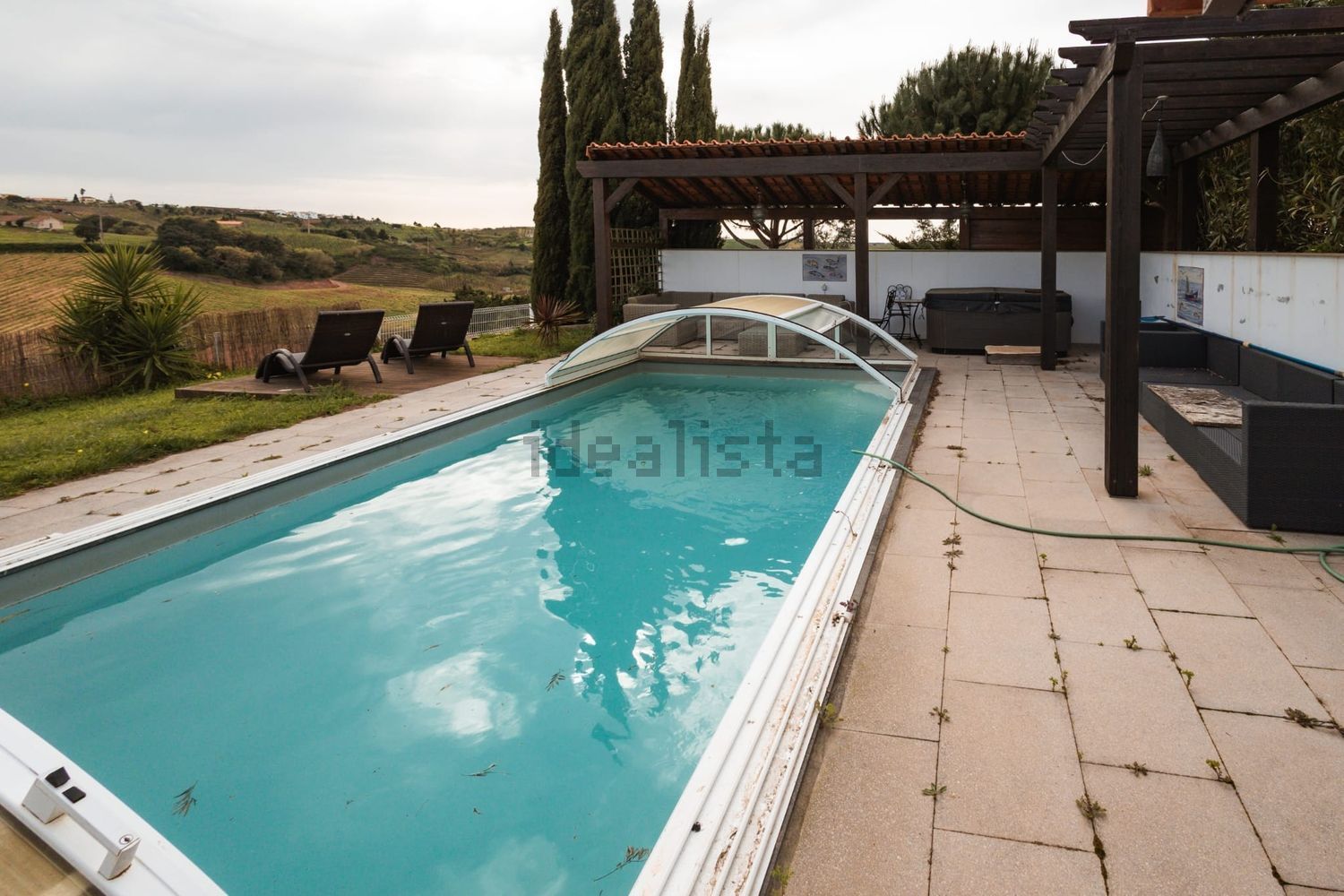 小楼房或独栋别墅出售在Peral - 游泳池