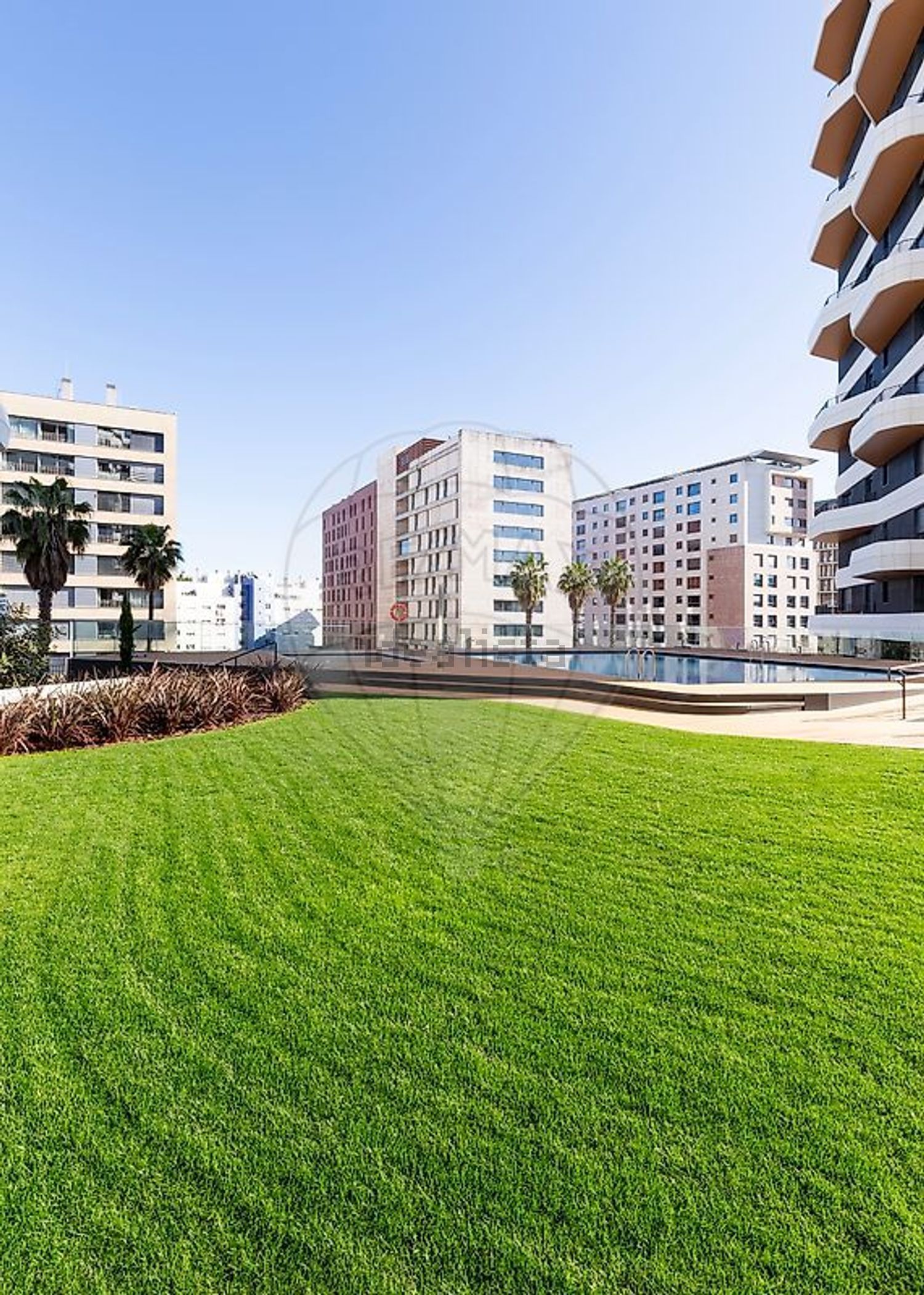 出租公寓 t2在Avenida Fernando Pessoa - 游泳池