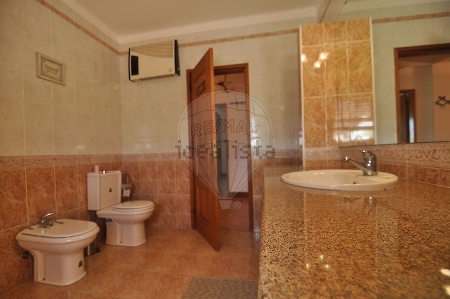 小楼房或独栋别墅出售在São Quintino - 卫生间