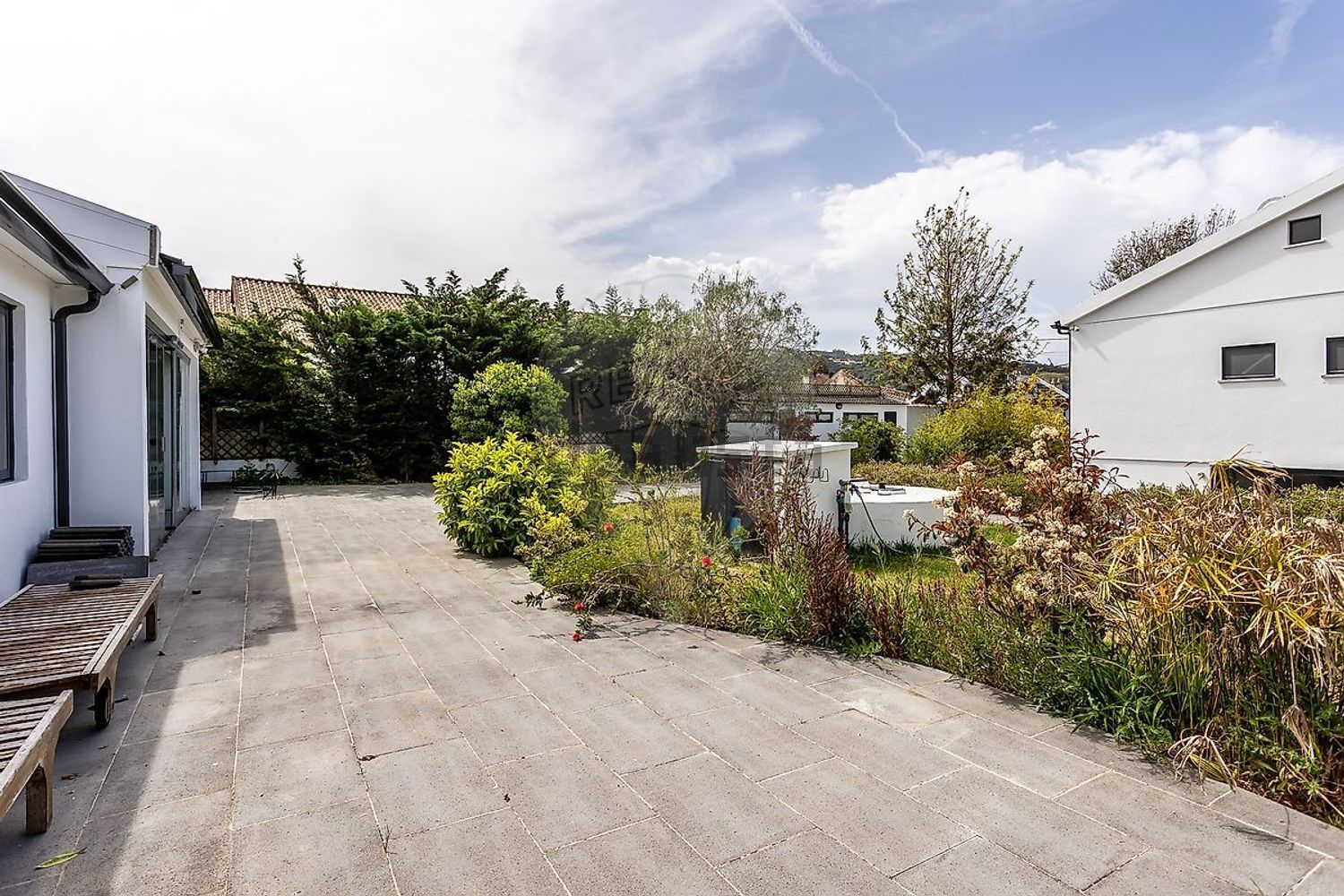 小楼房或独栋别墅出售在Rua Central - 花园