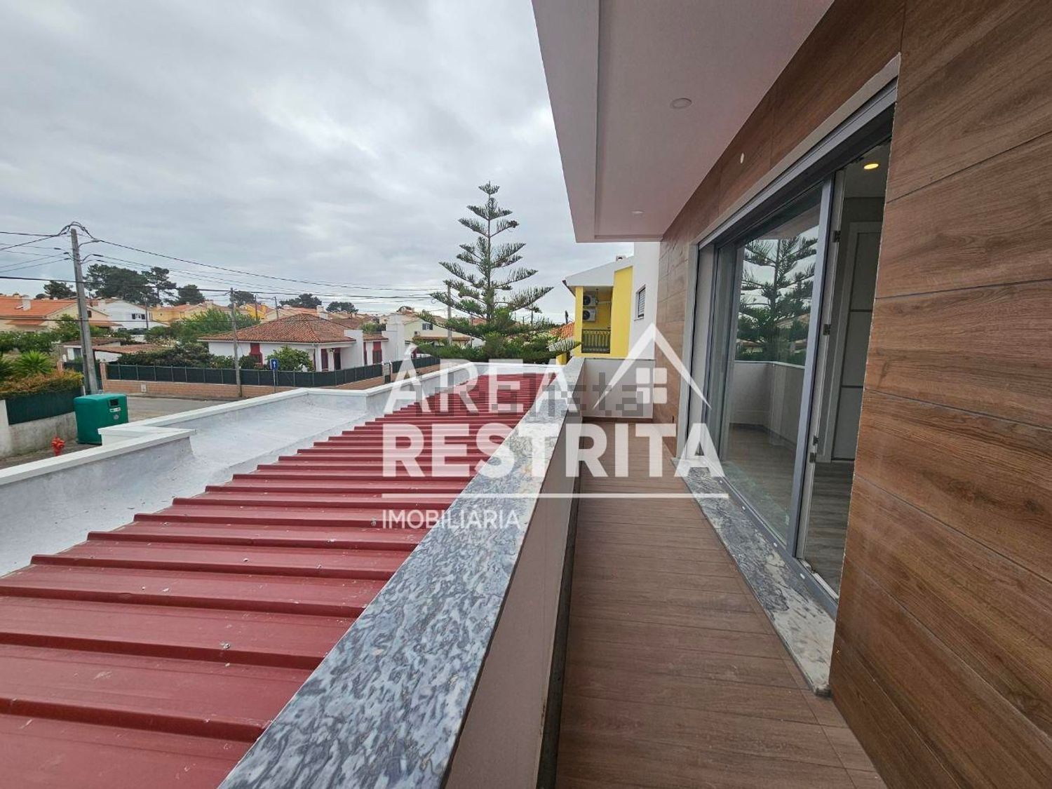 小楼房或独栋别墅出售在Vale de Choupos - Choilo - Galeotas - 阳台