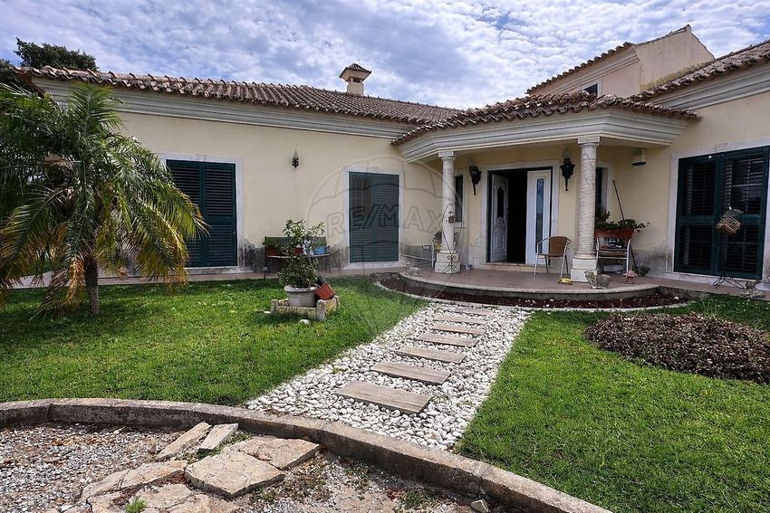 小楼房或独栋别墅出售在Rua do Sol