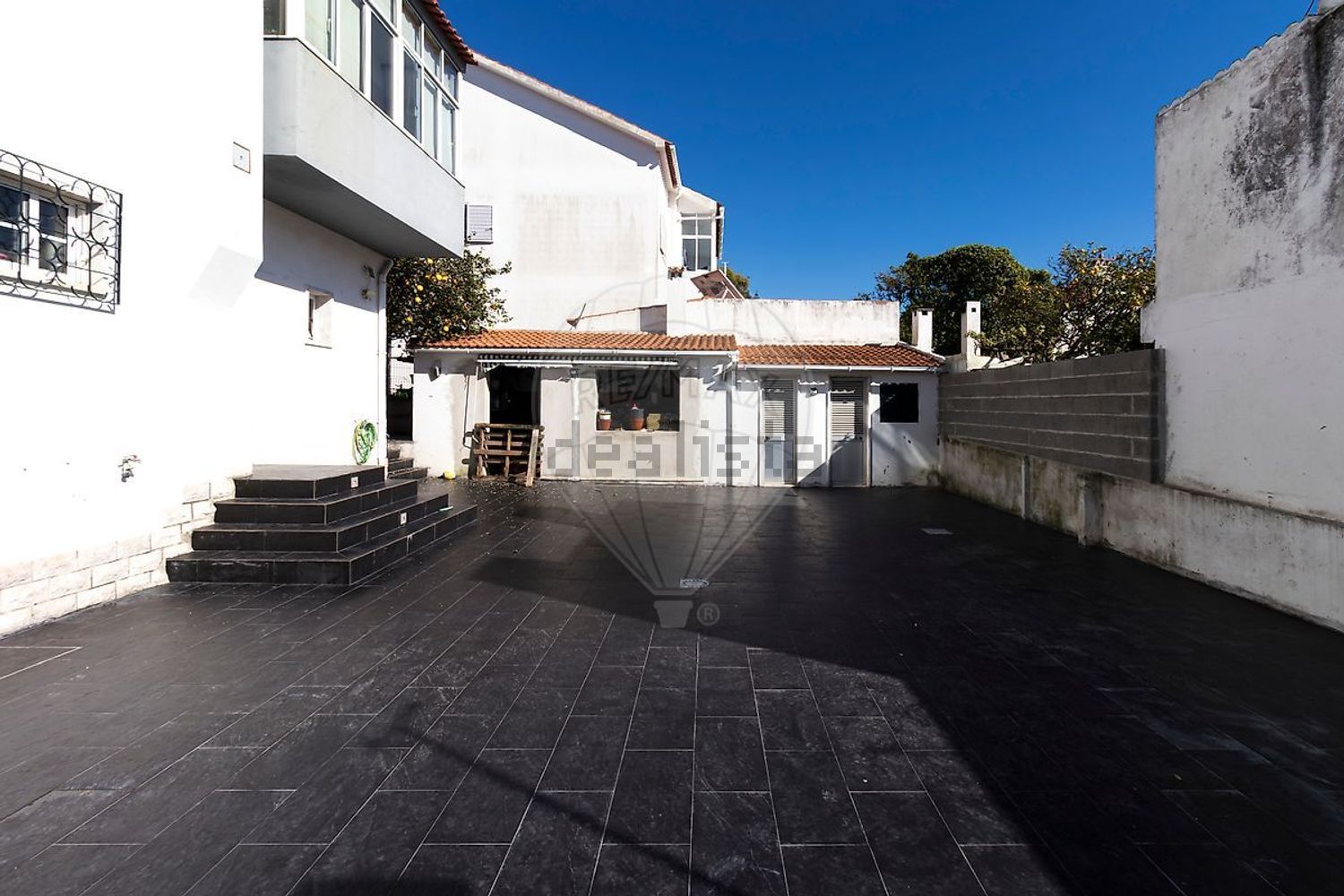 小楼房或独栋别墅出售在Rua António Sérgio - 外立面