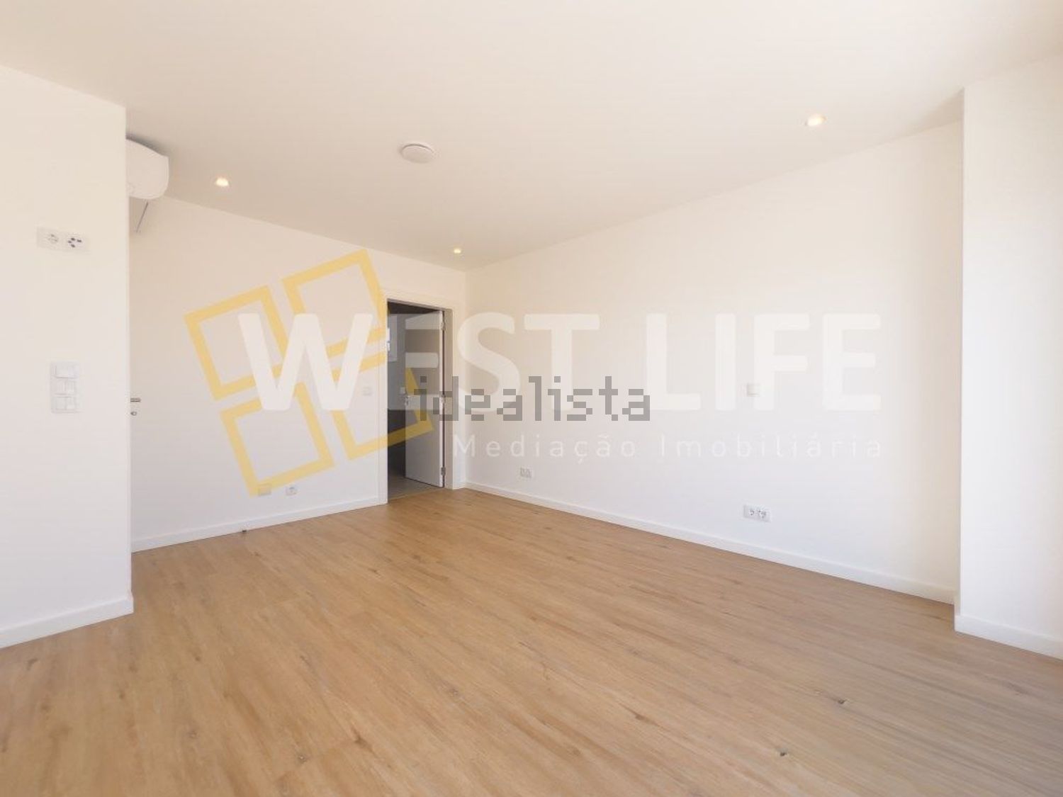 小楼房或独栋别墅出售在São Pedro da Cadeira - 居住