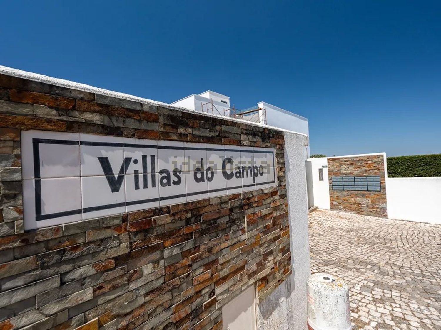 小楼房或独栋别墅出售在Rua dos Calços - 入口 / 出口