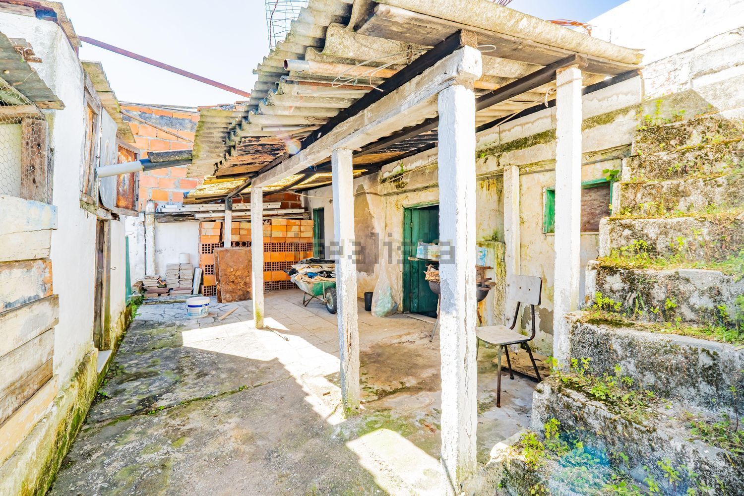 小楼房或独栋别墅出售在Rua General Humberto Delgado, 6 - 外立面