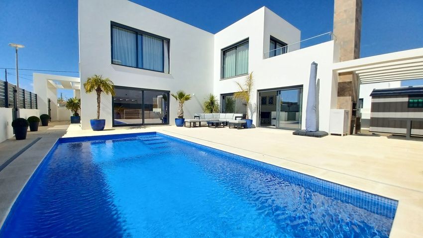 小楼房或独栋别墅出售在Porto Covo