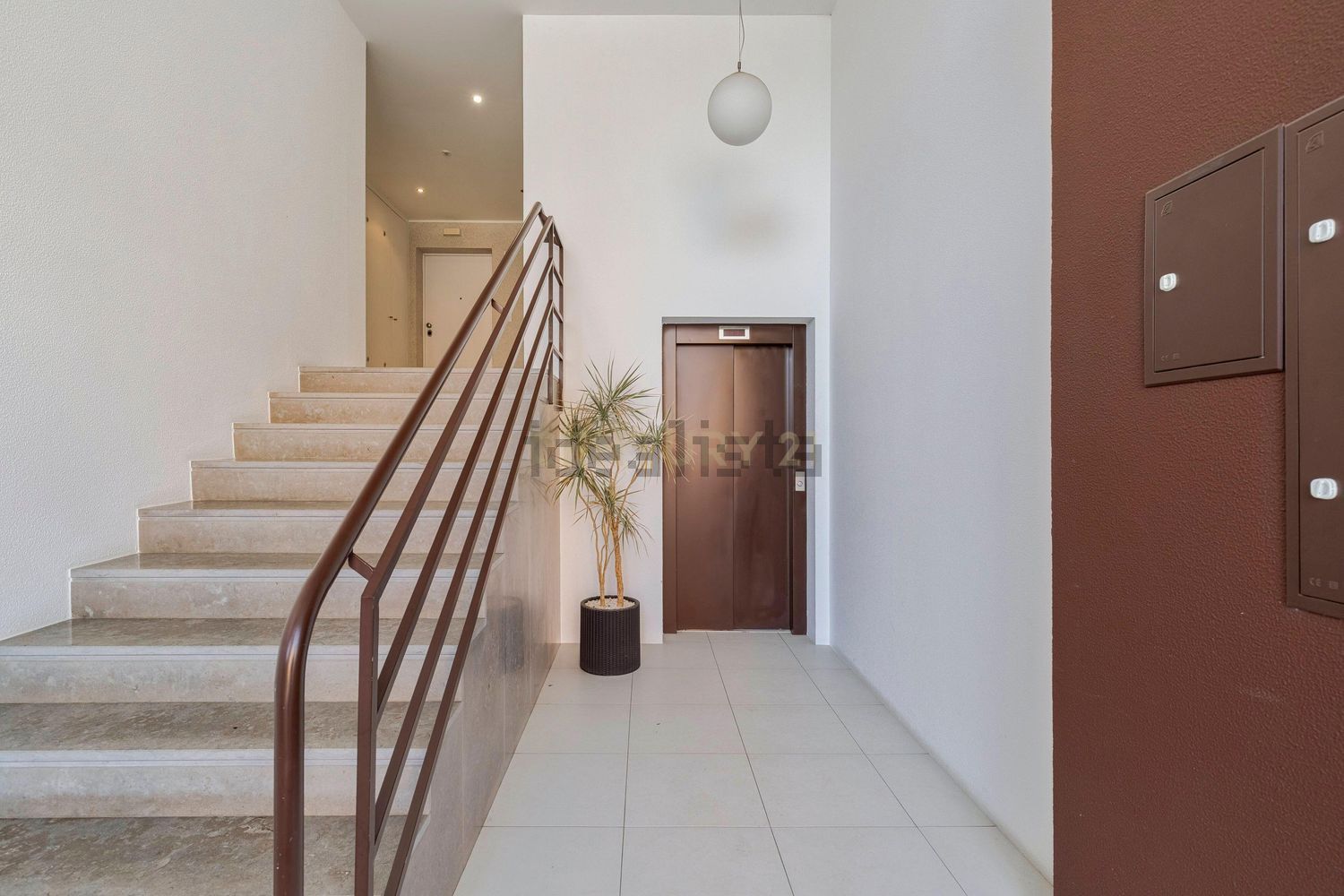 公寓 t1出售在Rua Vergílio Ferreira, 5 - 楼梯