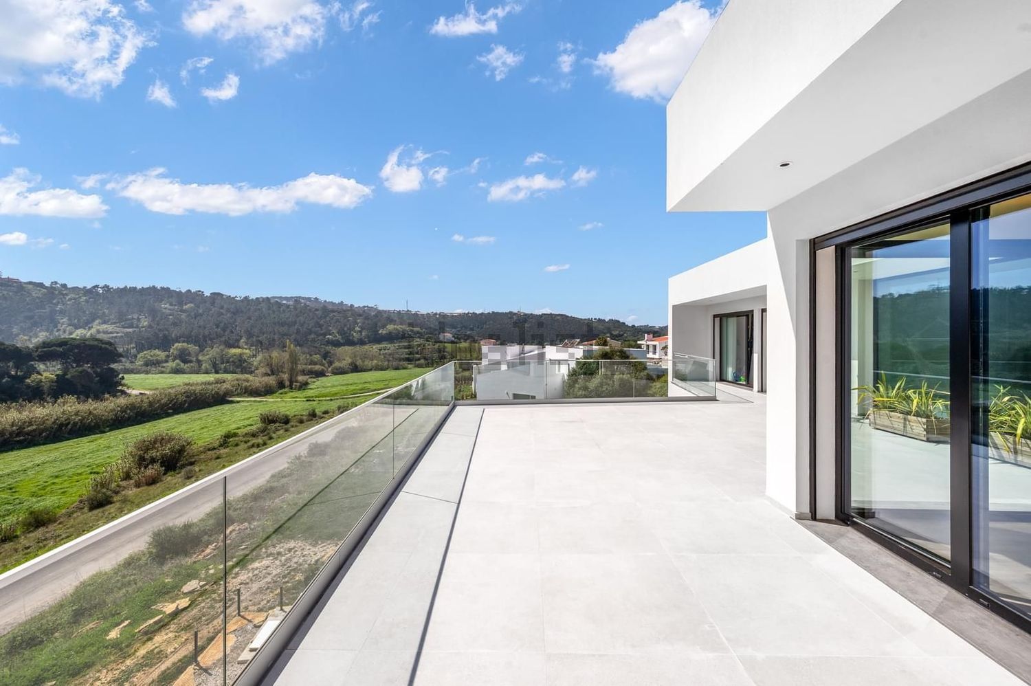 小楼房或独栋别墅出售在Rua das Lombas - 阳台