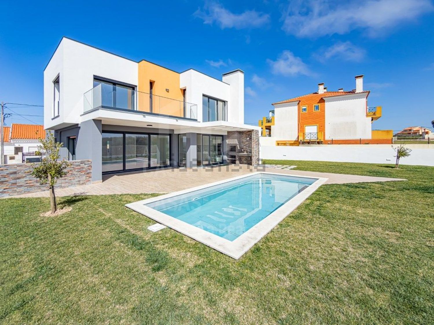 小楼房或独栋别墅出售在São Pedro da Cadeira - 游泳池