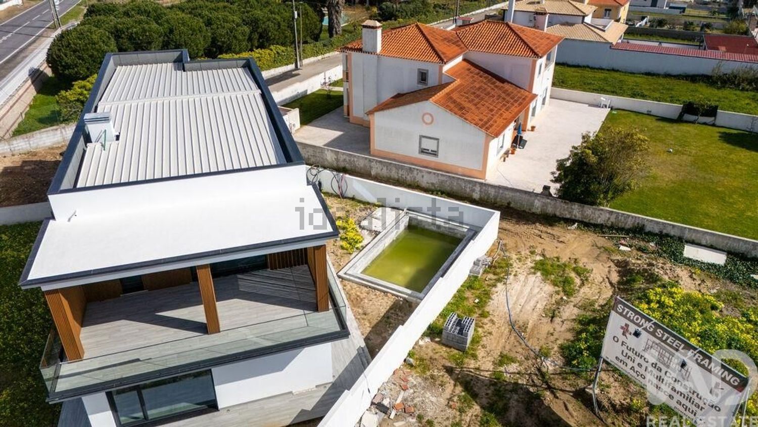 小楼房或独栋别墅出售在São Pedro da Cadeira - 外立面