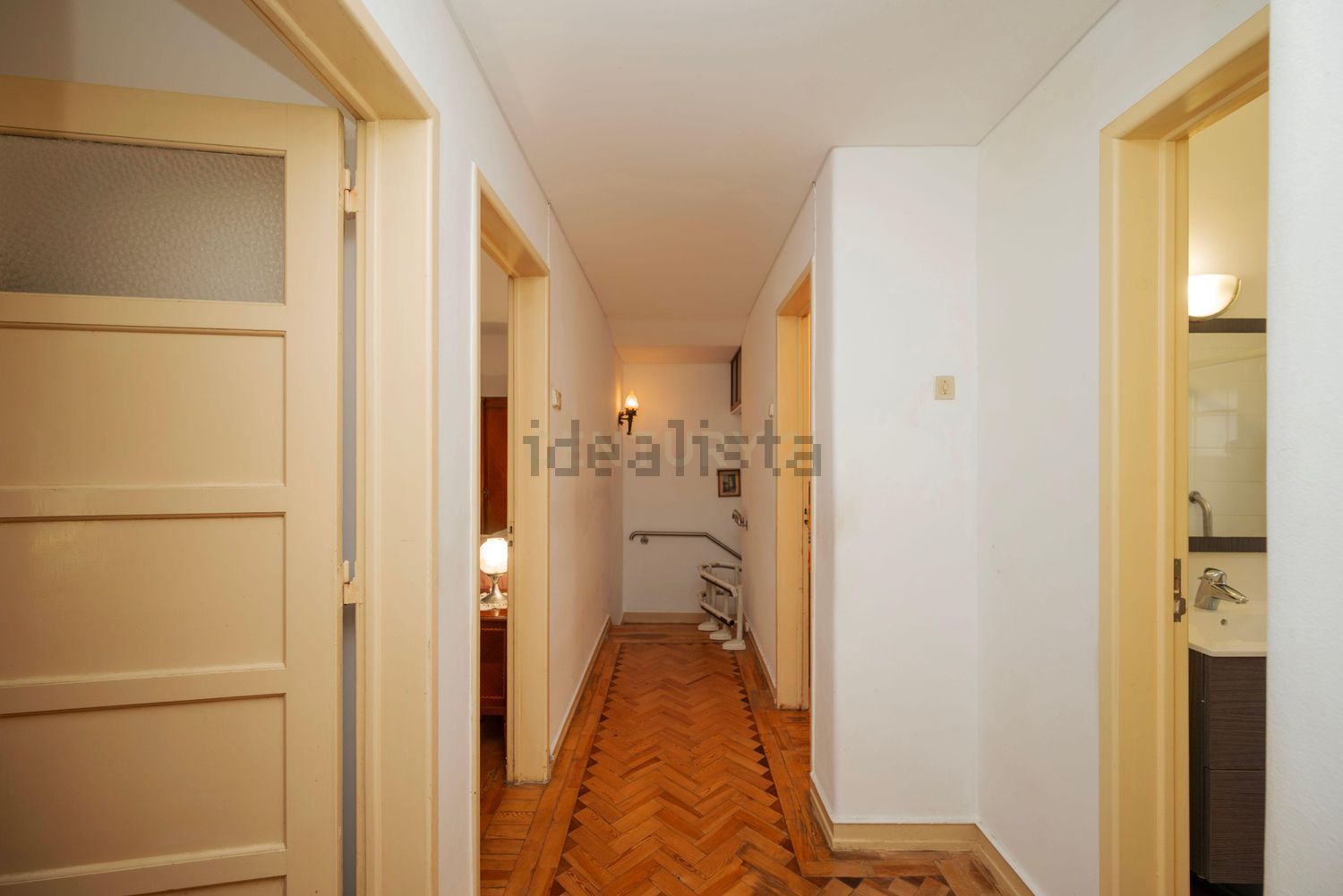 小楼房或独栋别墅出售在Praça Dom Fernando II, 6 - 过道