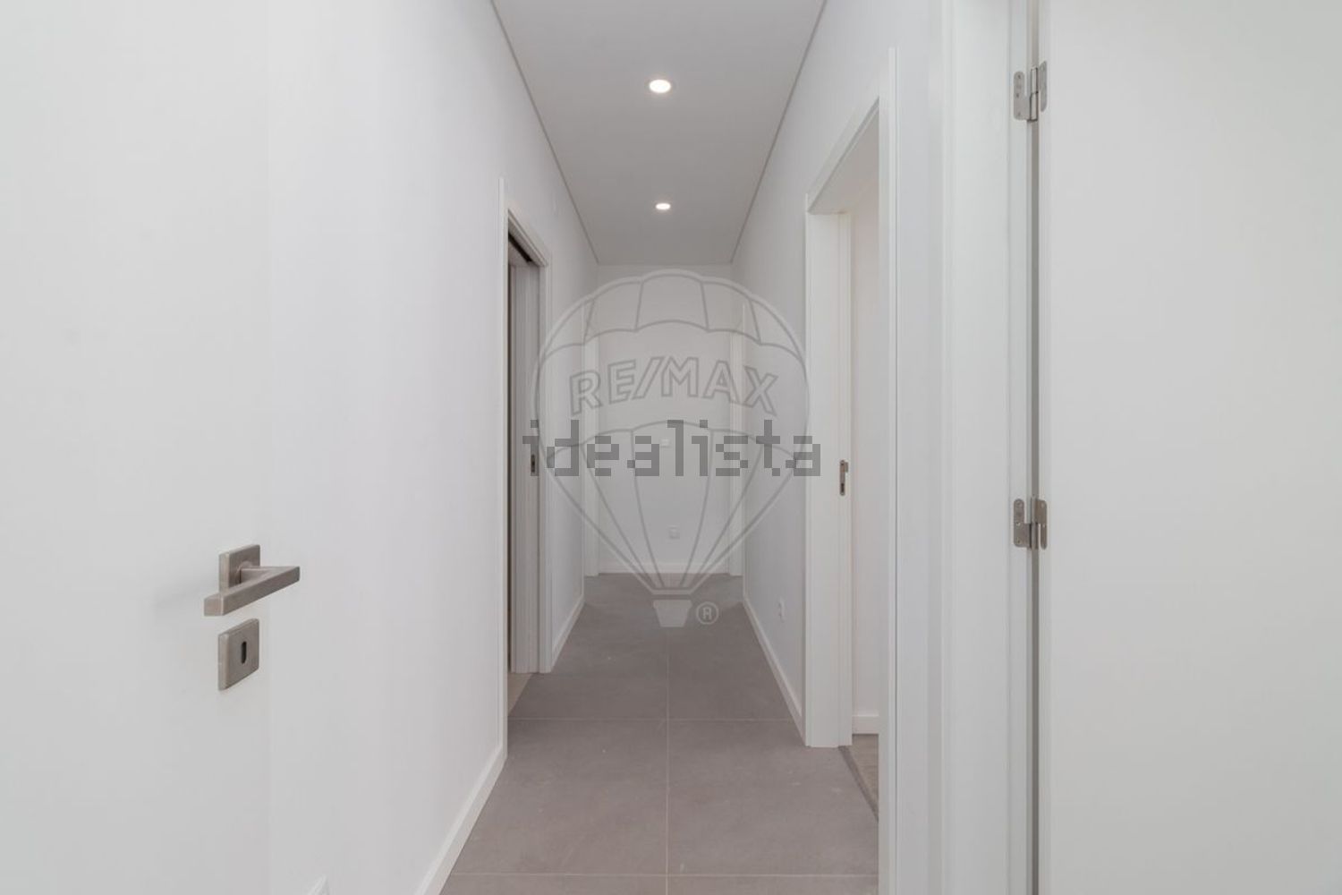 小楼房或独栋别墅出售在Rua Aquilino Ribeiro - 过道