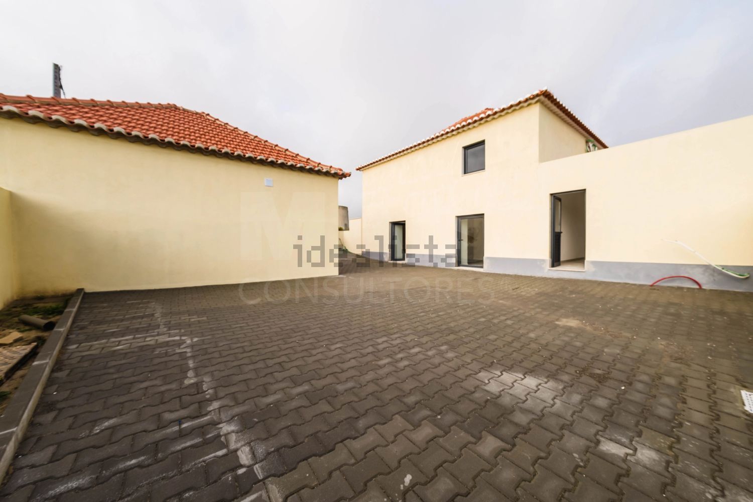 小楼房或别墅出售在São Bartolomeu dos Galegos e Moledo - 外立面