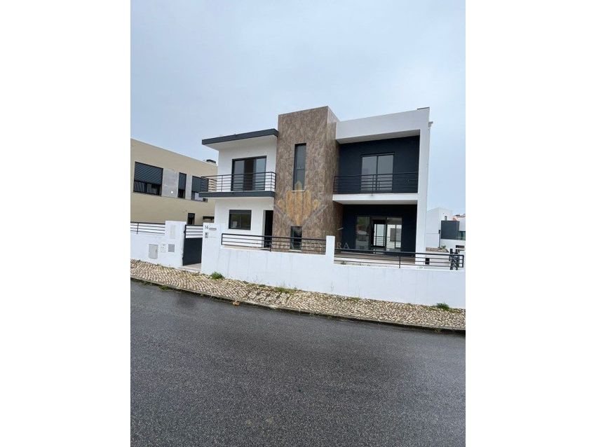 小楼房或独栋别墅出售在Rua Pulido Valente