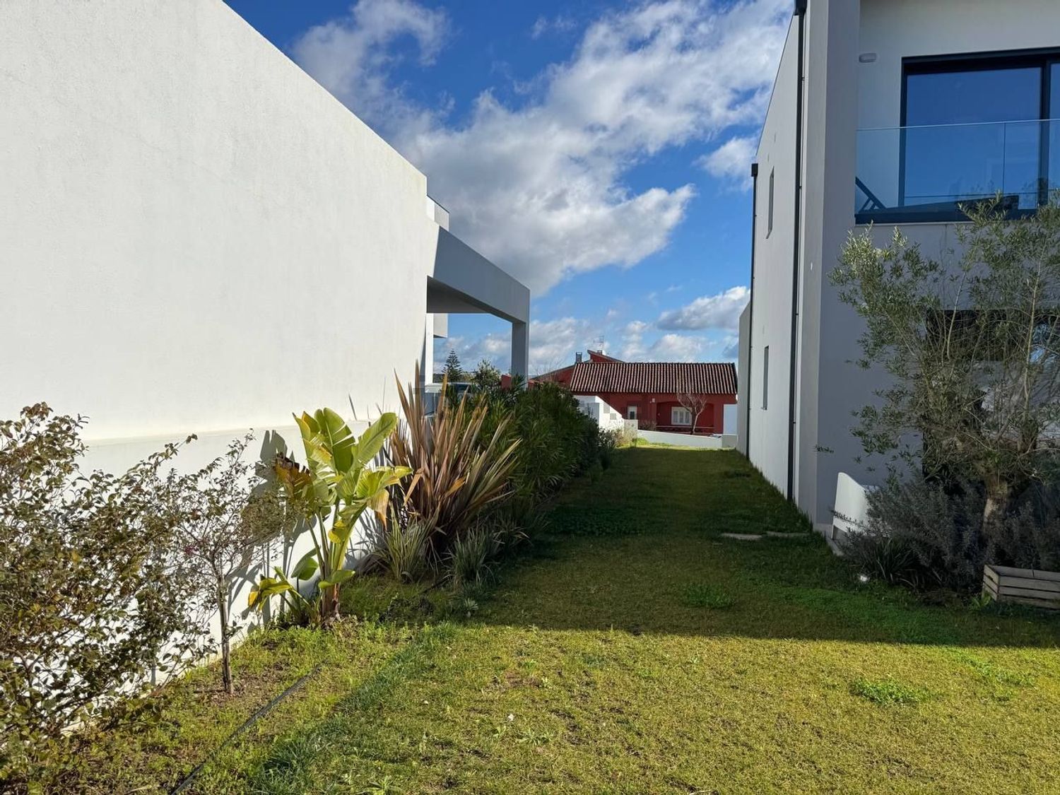 小楼房或独栋别墅出售在Avenida Movimento das Forças Armadas, 8 - 外立面