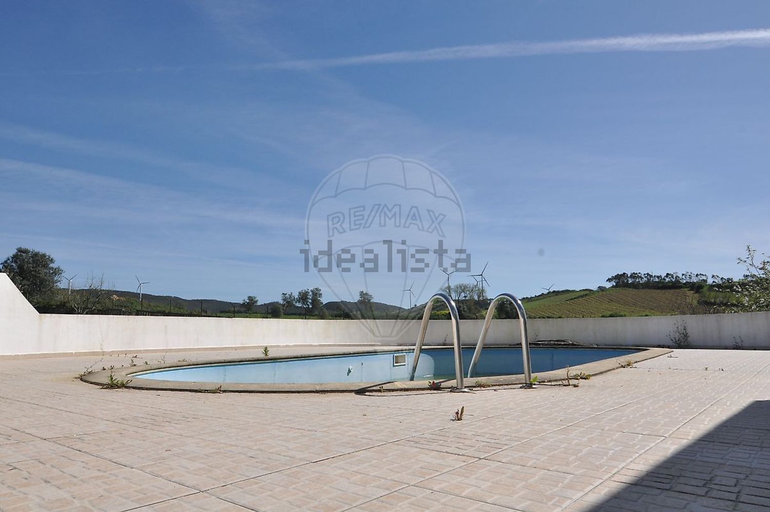 小楼房或独栋别墅出售在São Quintino - 游泳池