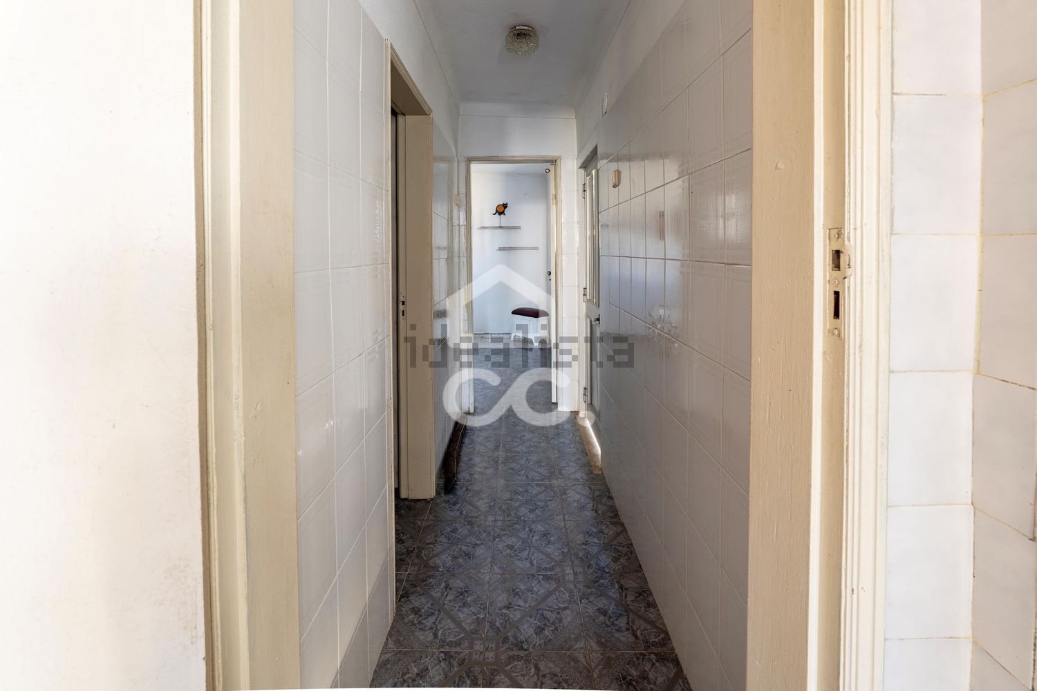 小楼房或独栋别墅出售在Lamas e Cercal - 过道