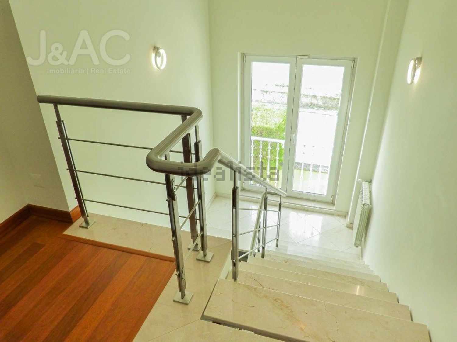 出租双拼别墅在Rua Cedros, 37 - 楼梯