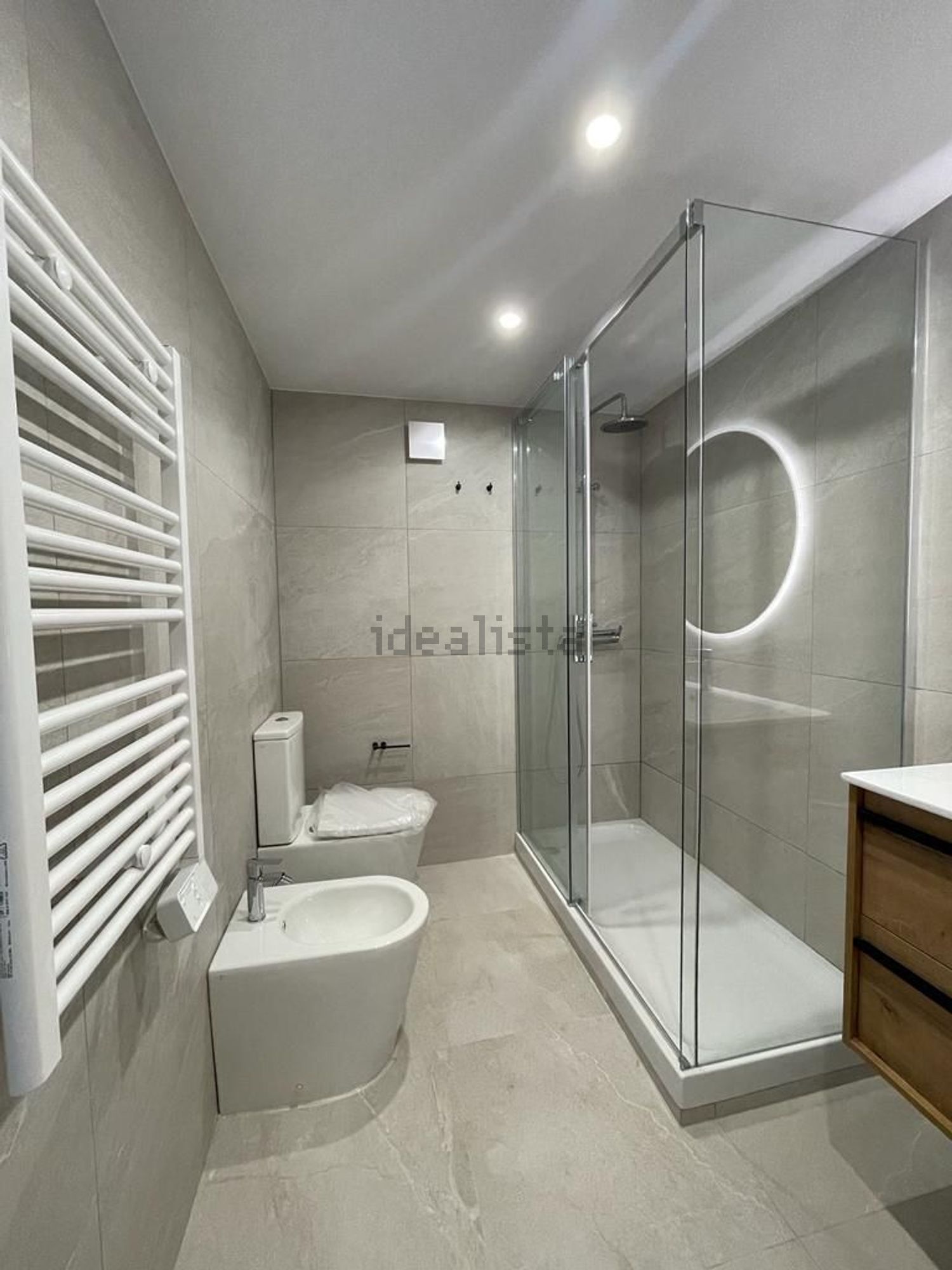 出租公寓 t2在Rua Alfredo Lopes Vilaverde, 15 - 卫生间