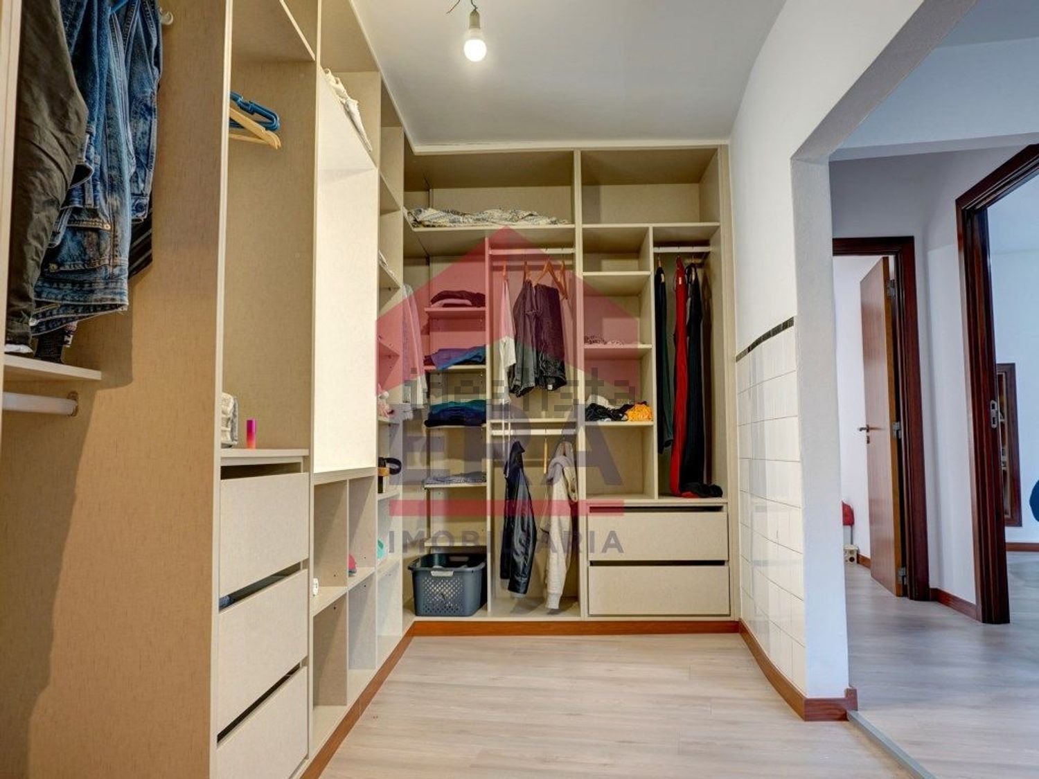 小楼房或独栋别墅出售在Rua do Meio - 试衣间