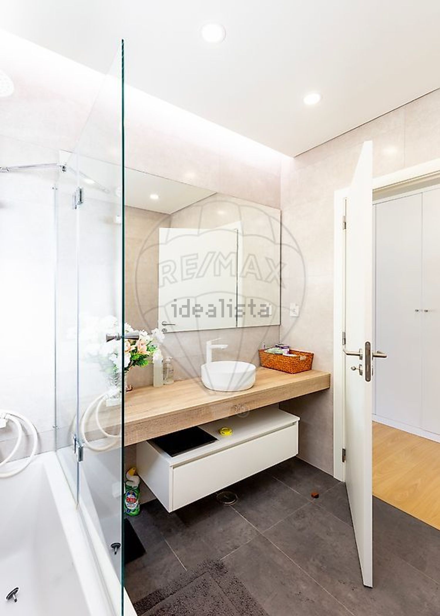 小楼房或独栋别墅出售在Rua e - 卫生间