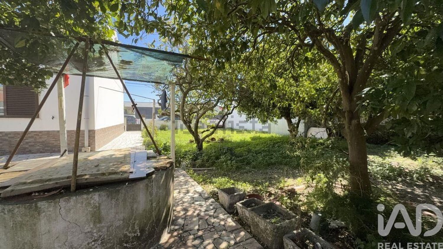 小楼房或独栋别墅出售在Alhos Vedros - 花园