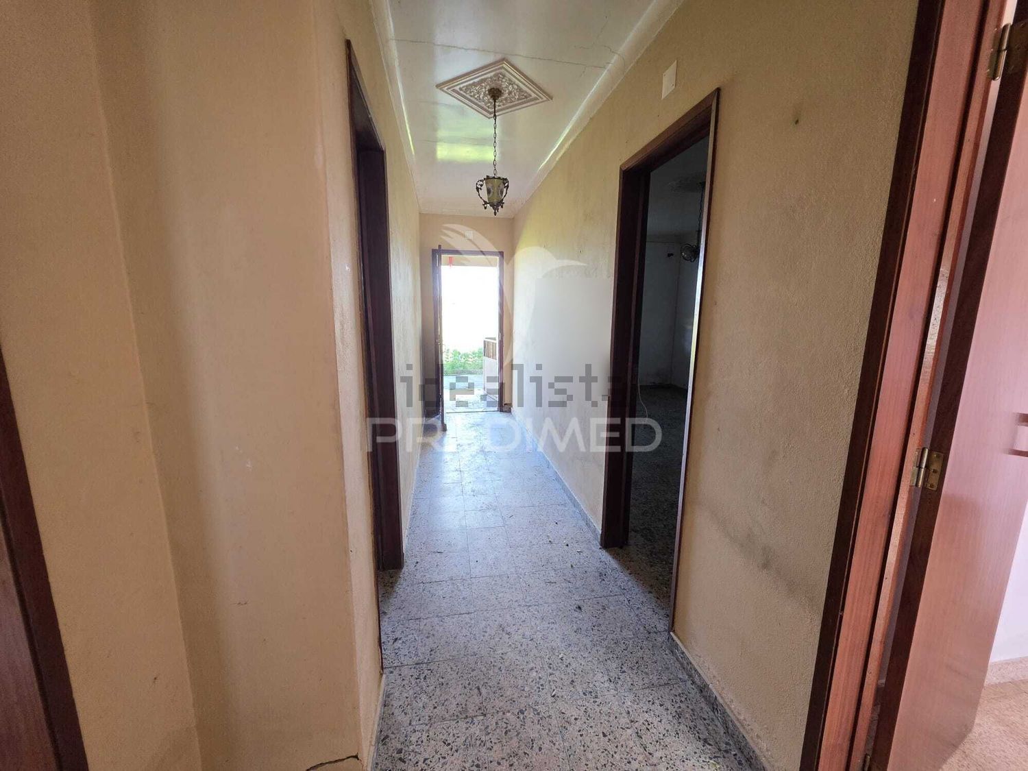 小楼房或独栋别墅出售在Rua Cândido de Matos Vieira - 过道