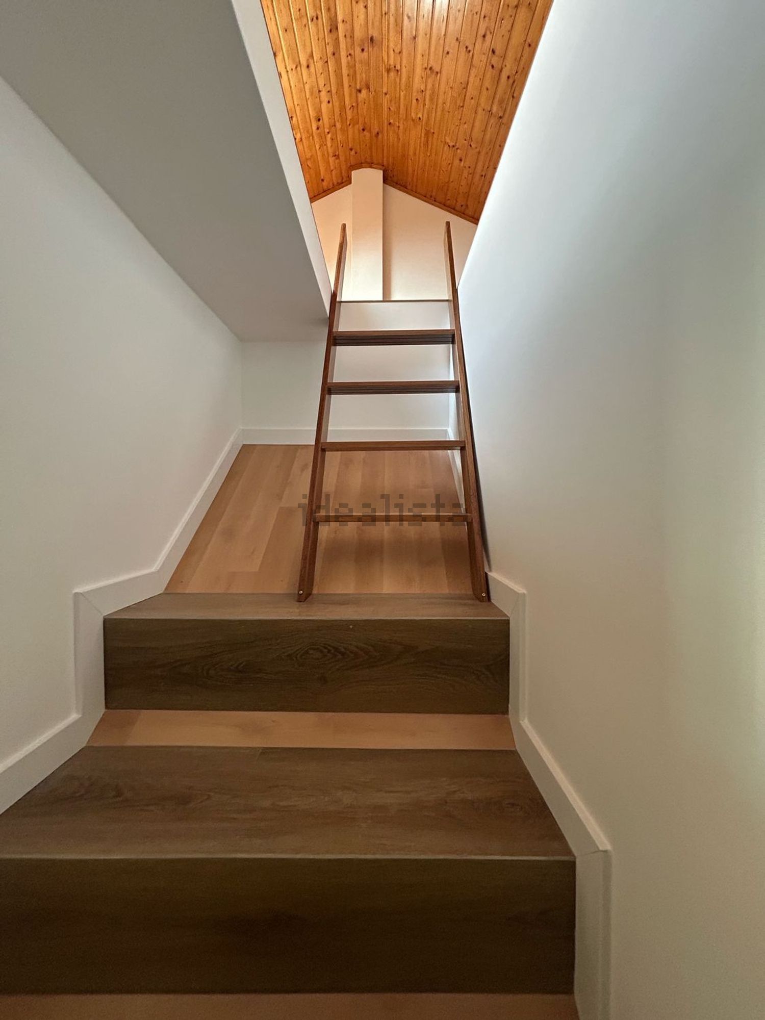 出租联排别墅在Rua do Caneiro, 33 - 楼梯