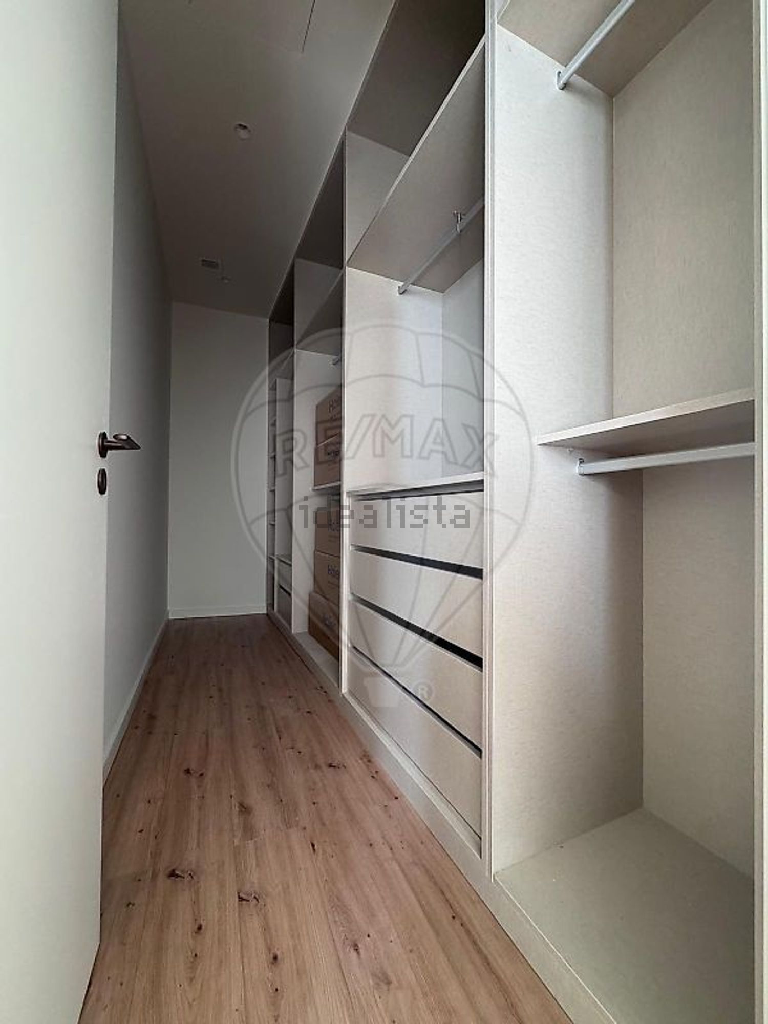 小楼房或独栋别墅出售在Rua da Ribeirinha - 试衣间