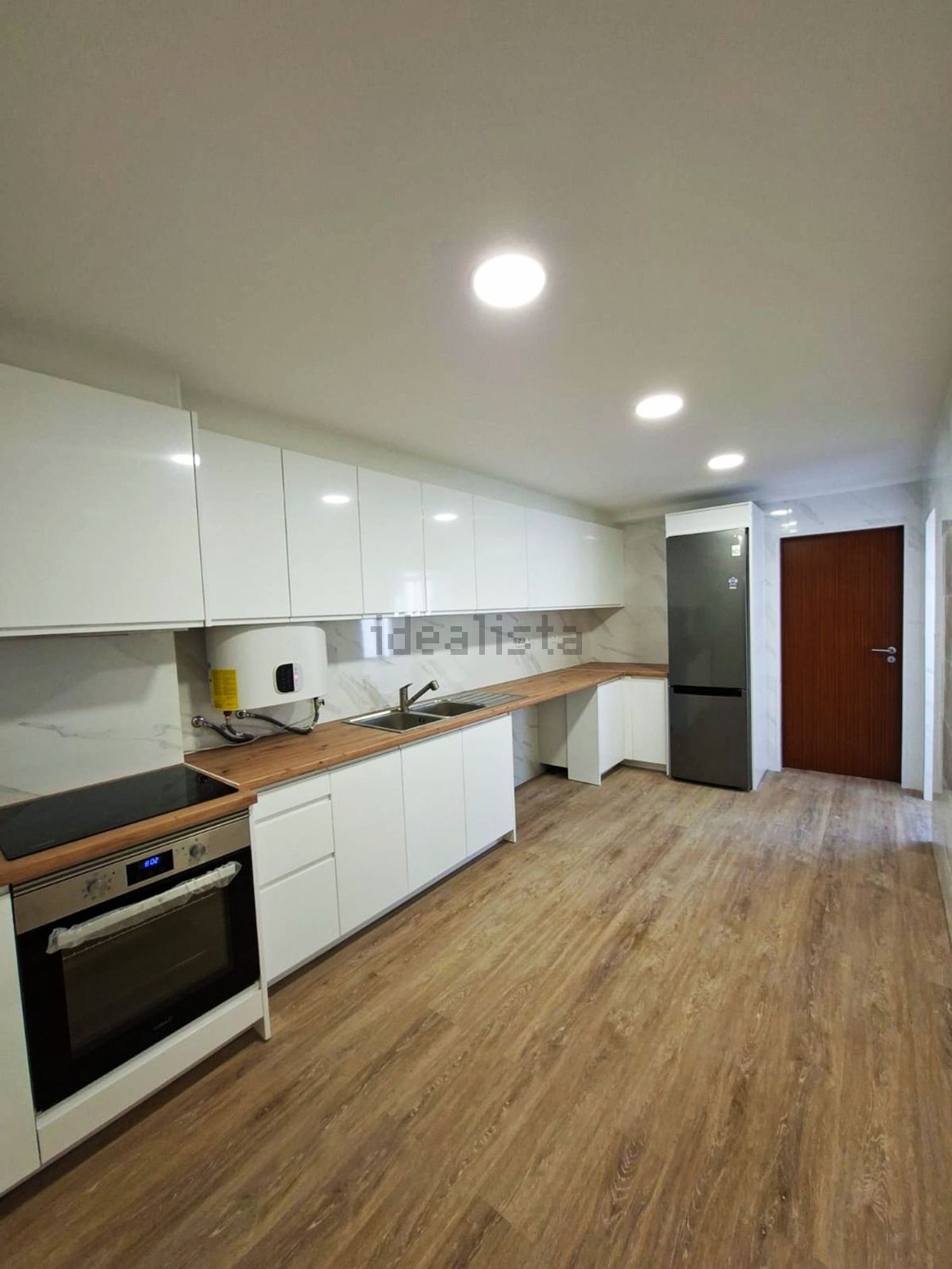 出租公寓 t4在Rua José Ferreira Pio, 26 a - 厨房