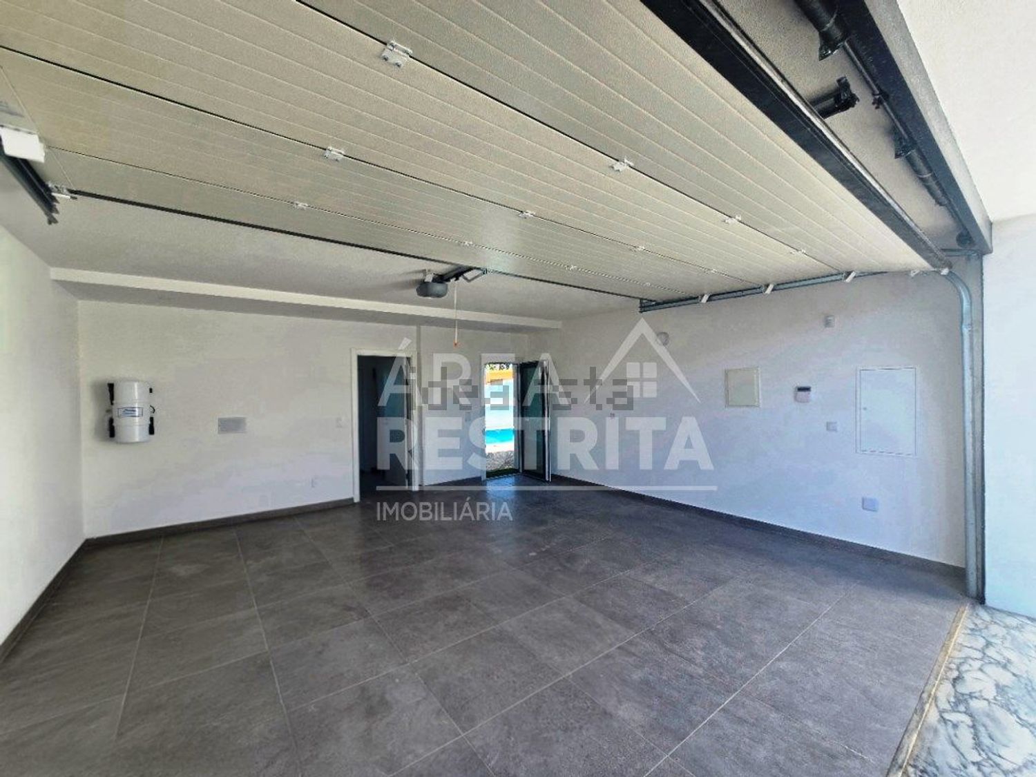 小楼房或独栋别墅出售在Rua dos Vitoriosos - 停车位